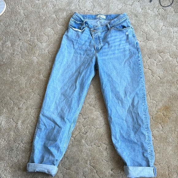Size 30, Abercrombie and fitch. The dad high rise. Off centred button - Picture 1 of 2